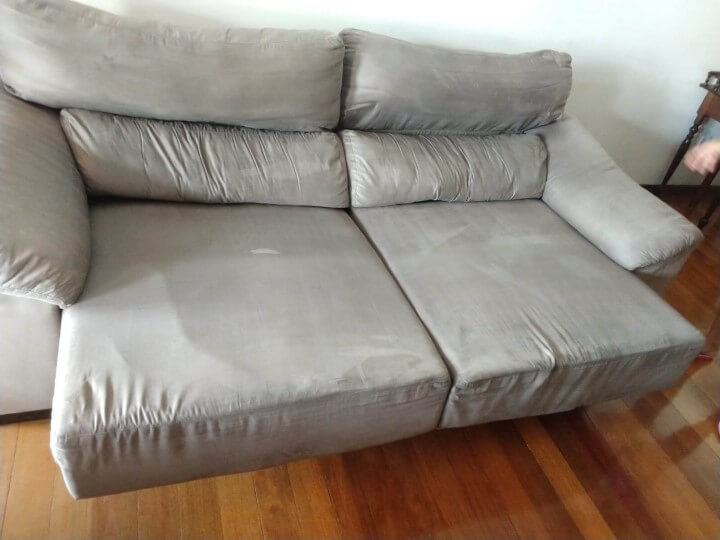 Sofá bem claro restaurado após a lavagem no Méier