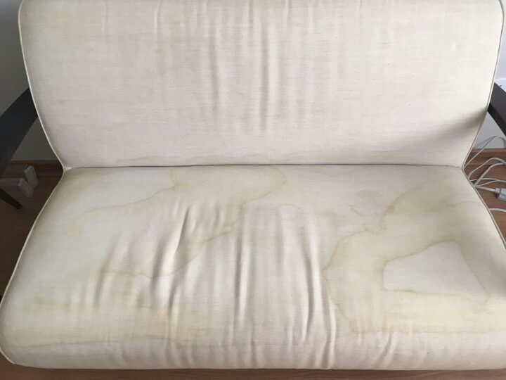 Namoradeira cheia de manchas por uso intenso