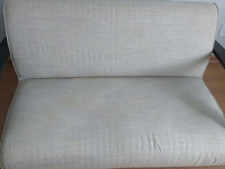 Namoradeira lavada em Copacabana, agora livre de manchas