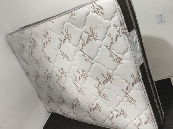 Colchão após higienização profissional no Centro do Rio de Janeiro