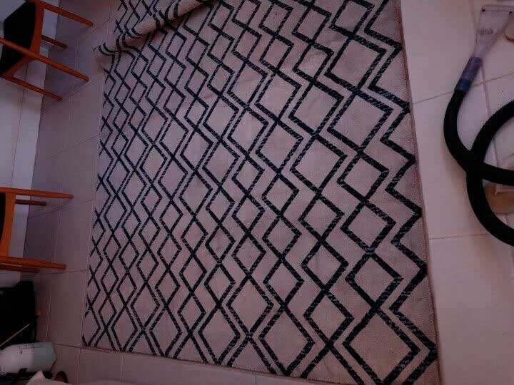 Antes da lavagem o tapete estava escurecido e com odor desagradável