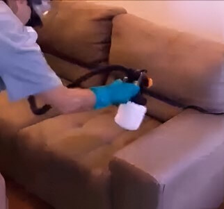 Técnico aplicando impermeabilização em sofá