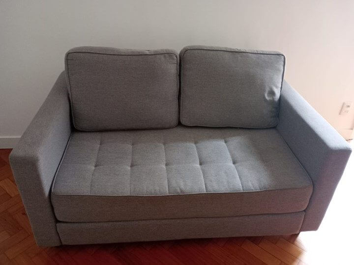 Antes e depois da limpeza de um sofá de tecido