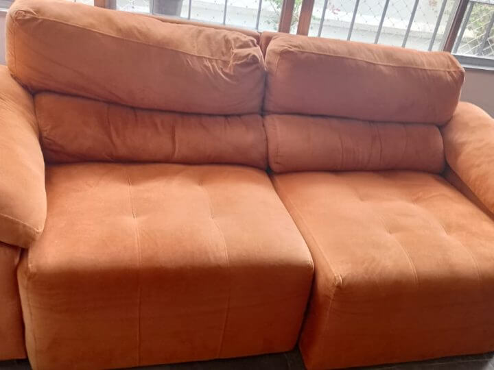 Sofá manchado antes da limpeza na Tijuca