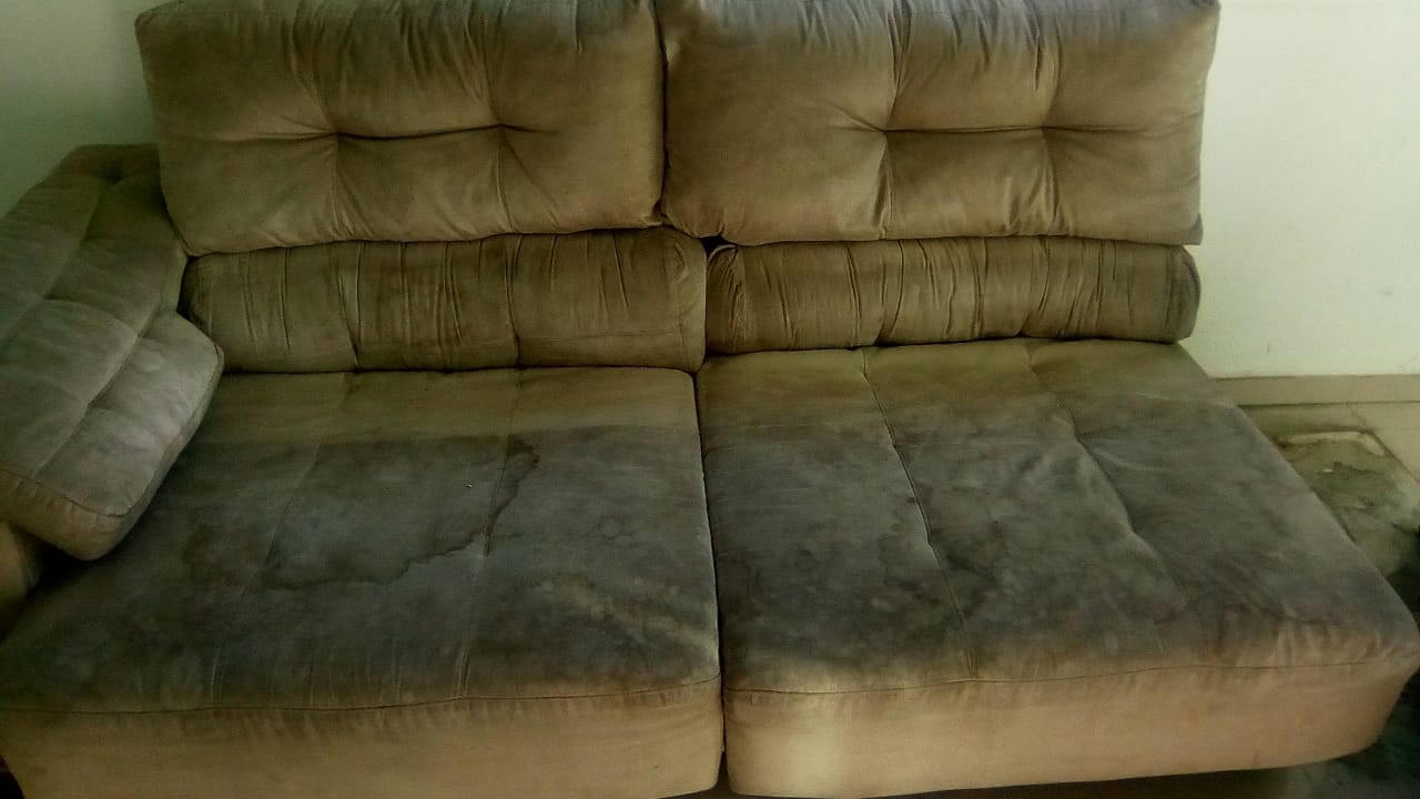 Sofá com manchas antes da limpeza
