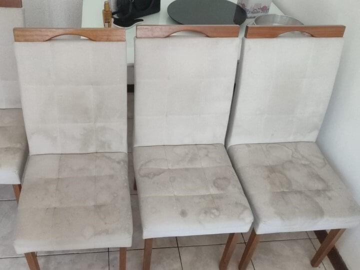 Cadeiras de jantar antes da limpeza — com manchas e sujeira