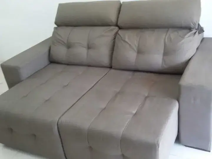 Sofá limpo e sem odor após a Tripla Lavagem profissional